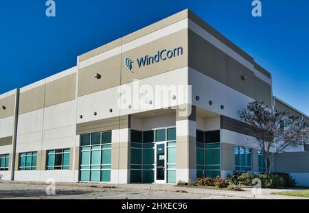 Houston, Texas USA 01-02-2022: Außenansicht des WindCom Bürogebäudes in Houston, TX. 2006 gegründetes Reparaturunternehmen für Rotorblätter von Windenergieanlagen. Stockfoto