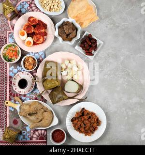 Ketupat Lebaran IED Menu Dish, Opor Ayam, Sambal Goreng ATI Kentang, Balado Telur, Datteln Fruit, Sambal und Tea. Draufsicht mit Kopierbereich Stockfoto