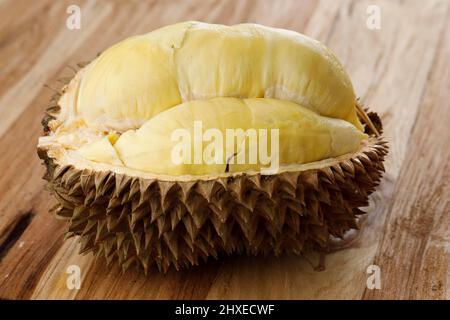 Durian der König der Früchte, Goldfrüchte, gelbe tropische Früchte. Beliebte tropische Früchte in asien, vor allem in Thailand, Malaysia, Singapur und Indonesien Stockfoto