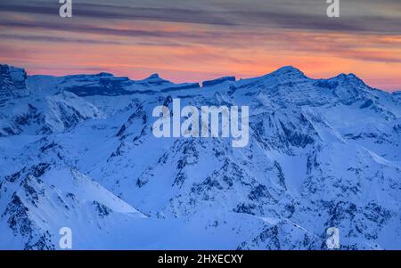 Winteruntergang vom Observatorium Pic du Midi de Bigorre (Pyrenäen, Frankreich) ESP: Atardecer de invierno desde el observatorio del Pic du Midi Pirineos Stockfoto