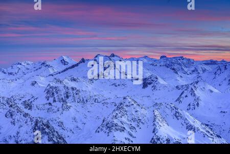 Winteruntergang vom Observatorium Pic du Midi de Bigorre (Pyrenäen, Frankreich) ESP: Atardecer de invierno desde el observatorio del Pic du Midi Pirineos Stockfoto