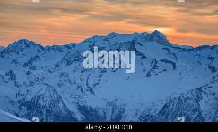 Sonnenuntergang im Winter vom Observatorium Pic du Midi de Bigorre. Im Hintergrund das Vignemale-Massiv (Pyrenäen, Frankreich). ESP: Atardecer al Pic du Midi Stockfoto