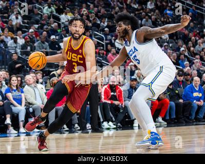 Las Vegas, NV, USA. 11. März 2022. A. USC-Stürmer Isaiah Mobley (3)fährt in der ersten Hälfte während des NCAA Pac 12 Männer-Basketballturniers zum Reifen Halbfinale zwischen USC Trojans und den UCLA Bruins in der T Mobile Arena Las Vegas, NV. Thurman James/CSM/Alamy Live News Stockfoto