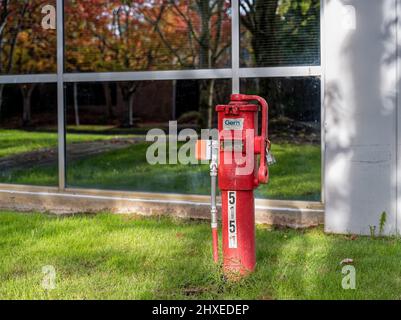 Eine Brandschutzanzeige vor einem Bürogebäude in Issaquah, Washington, USA Stockfoto