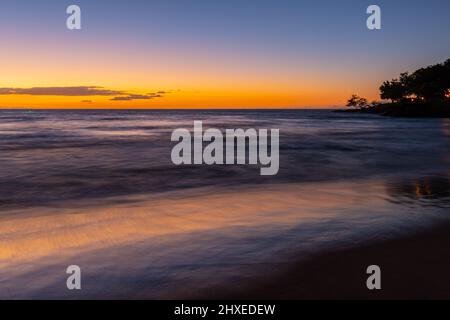 Sonnenuntergang am Kauna'oa (Mauna Kea) Beach, Hawaii Island, Hawaii, USA Stockfoto