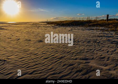 The Sand Dunes of Station 18 Beach und Sullivan's Island Lighthouse, Sullivan's Island, South Carolina, USA Stockfoto