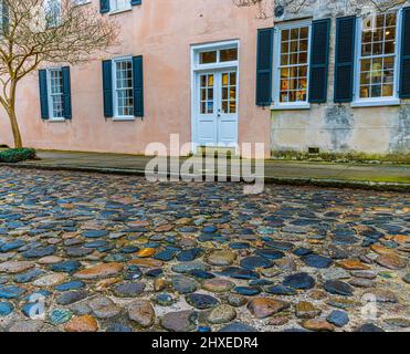 Vorkoloniale Architektur und gepflasterter Pflasterstein Chalmers Street im historischen Viertel, Charleston, South Carolina, USA Stockfoto