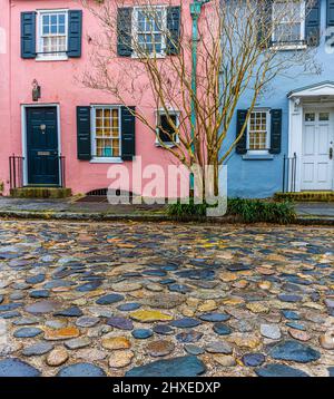 Vorkoloniale Architektur und gepflasterter Pflasterstein Chalmers Street im historischen Viertel, Charleston, South Carolina, USA Stockfoto