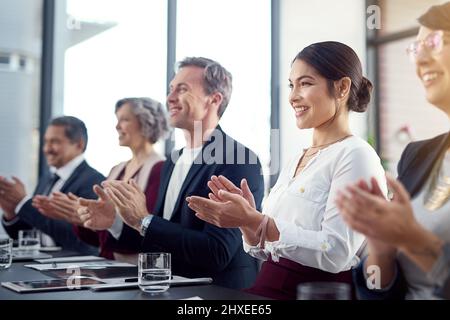 Charakter einstellen. Trainieren Sie Fähigkeiten. Aufnahme einer Gruppe von Geschäftsleuten, die an einer Konferenz teilnehmen. Stockfoto