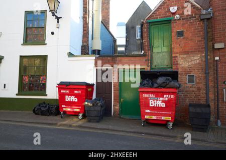 Kommerzielle Mülltonnen auf einem Bürgersteig in Großbritannien Stockfoto