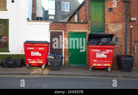 Kommerzielle Mülltonnen auf einem Bürgersteig in Großbritannien Stockfoto