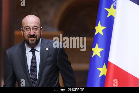 Paris, Frankreich. 11. März 2022. Der Präsident des Europäischen Rates, Charles Michel, kommt nach einem informellen Treffen der EU-Staatsoberhäupter am 11. März 2022 im Chateau de Versailles in der Nähe von Paris, Frankreich, zu einer Pressekonferenz. Kredit: Gao Jing/Xinhua/Alamy Live Nachrichten Stockfoto