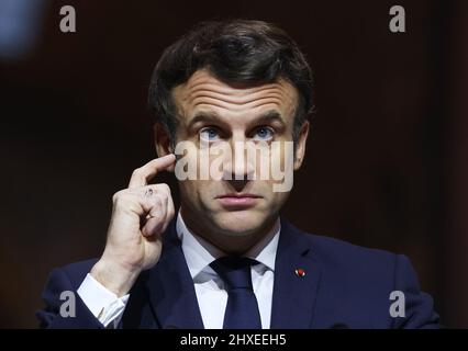 Paris, Frankreich. 11. März 2022. Der französische Präsident Emmanuel Macron nimmt nach einem informellen Treffen der EU-Staatsoberhäupter am 11. März 2022 im Chateau de Versailles in der Nähe von Paris, Frankreich, an einer Pressekonferenz Teil. Kredit: Gao Jing/Xinhua/Alamy Live Nachrichten Stockfoto