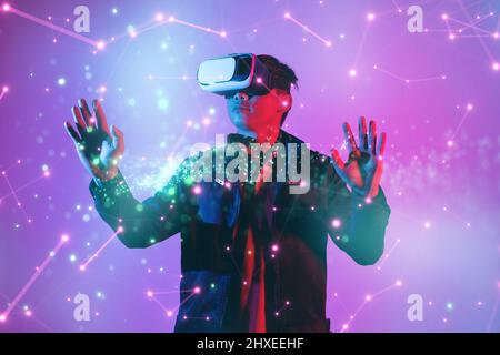 Metaverse Digital Cyber world Technology, Mann mit Virtual Reality VR-Brille, der AR Augmented Reality-Spiel und Unterhaltung spielt Stockfoto