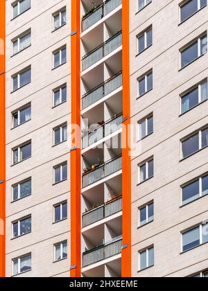 Berlin, Deutschland - 16. September 2021: Fassade eines Hochhauses mit Balkonen im Berlin-Hansaviertel Stockfoto