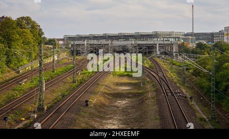 Berlin-Schöneberg, Deutschland - 06. September 2021: Blick auf die Stadtbahn mit dem Bahnhof Südkreuz im Hintergrund Stockfoto