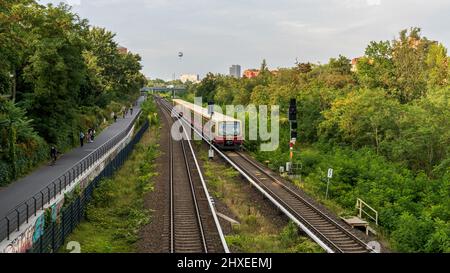 Berlin-Schöneberg, Deutschland - 06. September 2021: Blick auf die Stadtbahn und einen Zug auf dem Weg von der Yorkstr zum Bahnhof Südkreuz Stockfoto