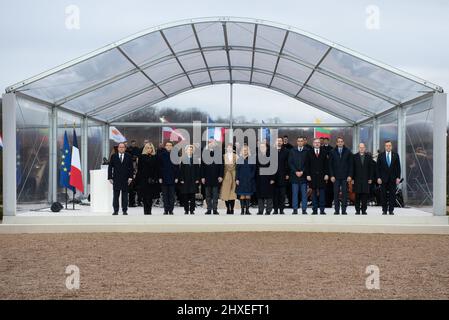 Der ehemalige französische Präsident Francois Hollande, die französische First Lady Brigitte Macron, der französische Präsident Emmanuel Macron, die Präsidentin der Europäischen Kommission Ursula von der Leyen, der Präsident des Europäischen Rates Charles Michel, die Ehefrau von Charles Michel, Amelie Derbaudrenghien, Schwedens Premierministerin Magdalena Andersson, der zypriotische Staatspräsident Nicos Anastasiades, Der slowakische Premierminister Eduard Heger, der spanische Premierminister Pedro Sanchez, der tschechische Premierminister Petr Fiala, der griechische Premierminister Kyriakos Mitsotakis, der deutsche Bundeskanzler Olaf Scholz und der italienische Premierminister Mario Dra Stockfoto