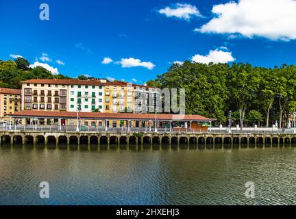 Sonniger Tag in der Altstadt von Bilbao am Fluss Baskenland Nordspanien Europa Stockfoto