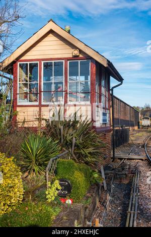 Blick auf die Tenterden Town Station auf der Kent und East Sussex Railway im Februar Halbzeit, Tenterden, Kent, Großbritannien Stockfoto