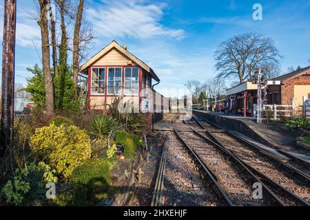 Blick auf die Tenterden Town Station auf der Kent und East Sussex Railway im Februar Halbzeit, Tenterden, Kent, Großbritannien Stockfoto