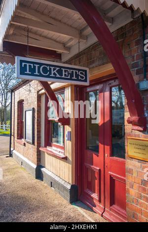 Blick auf die Tenterden Town Station auf der Kent und East Sussex Railway im Februar Halbzeit, Tenterden, Kent, Großbritannien Stockfoto