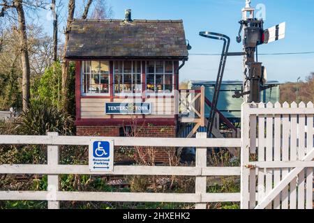 Blick auf die Tenterden Town Station auf der Kent und East Sussex Railway im Februar Halbzeit, Tenterden, Kent, Großbritannien Stockfoto