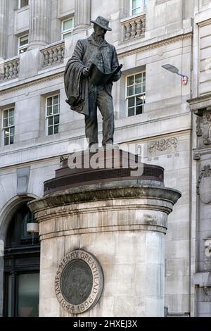 LONDON, Großbritannien - 08. MÄRZ 2022: Statue des großen Bauingenieurs James Henry Greathead in Cornhill Stockfoto