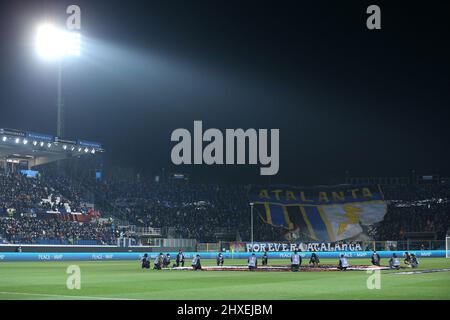 Gewiss Stadium, Bergamo, Italien, 10. März 2022, Atalanta BC-Fans enthüllen ein Tifo während des Spiels Atalanta BC gegen Bayer Leverkusen - Fußball Europa League Stockfoto