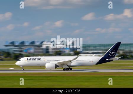 München, Deutschland - September 12. 2021: Lufthansa Airbus A350-941 mit der Flugzeugzulassung D-AIXC startet auf der Südbahn 26L der Mu Stockfoto