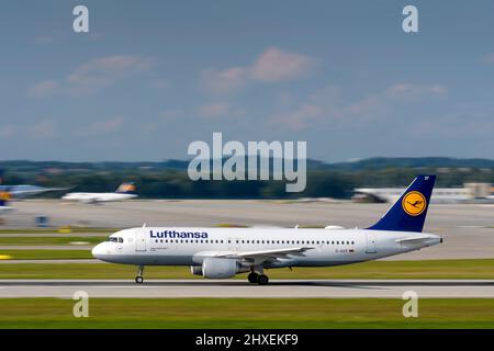München, Deutschland - September 12. 2021: Lufthansa Airbus A320-214 mit der Flugzeugregistrierung startet D-AIZF auf der Südbahn 26L der Mu Stockfoto