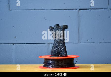 Der automatische dreidimensionale 3d-Drucker führt Kunststoff aus. Stockfoto