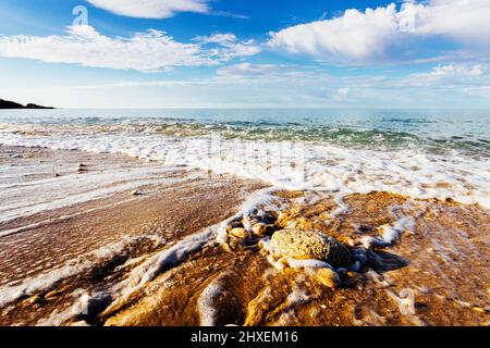 Fantastischer Blick auf das azurblaue Meer. Klarer Himmel an einem sonnigen Tag mit flauschigen Wolken. Malerische und wunderschöne Szene. Ort: Insel Sizilien, Italien, Eu Stockfoto