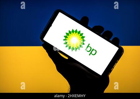 Barcelona, Katalonien. 11. März 2022. In dieser Abbildung ist ein Logo von BP plc zu sehen, das auf einem Smartphone mit einer Flagge der Ukraine im Hintergrund zu sehen ist. (Bild: © Thiago Prudencio/DAX via ZUMA Press Wire) Stockfoto