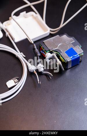 Reparatur weißes USB-Ladegerät für Gadgets und Mobiltelefone. Aufladen über das Stromnetz für Telefon und Laptop Stockfoto
