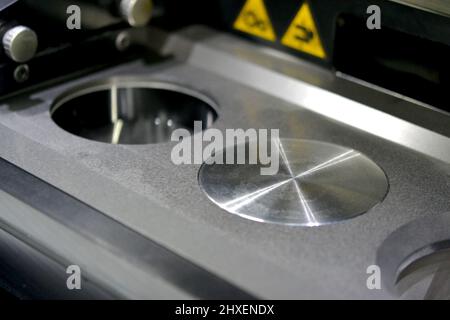 Offene Arbeitskammer einer Laser-Sintermaschine für Metall Stockfoto