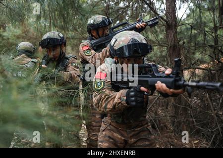 BAISE, CHINA - 10. MÄRZ 2022 - Soldaten der Spezialeinsatzkräfte nehmen an Feldkampftrainings in Baise, dem südchinesischen Guangxi Zhuang A, Teil Stockfoto