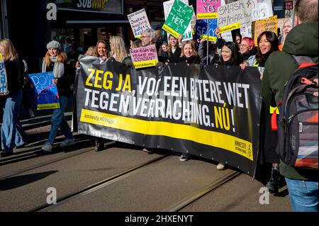 Amnestie demonstriert beim Frauenmord bei der Frauenmarschdemonstration in Amsterdam, Niederlande 5-3-2022 Stockfoto