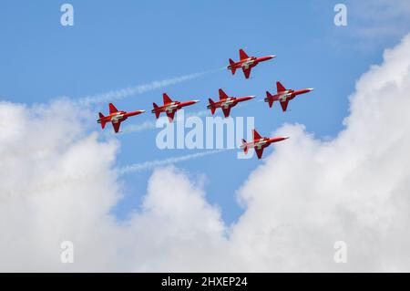 Patrouille Suisse, Schweizer Showteam-Kampfflugzeuge, die in Formation auf der Royal International Air Tattoo Airshow, RAF Fairford, Großbritannien, fliegen Stockfoto