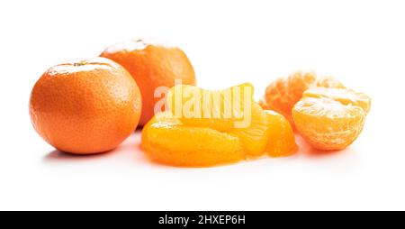 Mandarine aus der Dose. Eingelegte Mandarinenfrucht isoliert auf weißem Hintergrund. Stockfoto