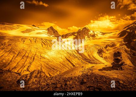 Fantasy-Effektfarbe der Gletscher der Palla Bianca mit Spalten Stockfoto