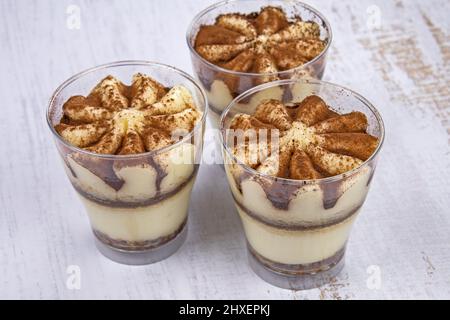 Köstliches Tiramisu in einem Glas auf weißem Hintergrund Stockfoto