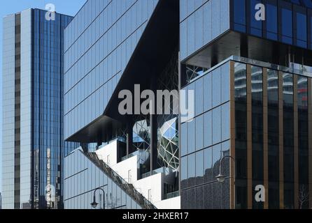 Berlin, Deutschland. 09. März 2022. Das neue Gebäude (r) des Axel Springer Verlags. Das moderne Bürogebäude wurde vom renommierten niederländischen Architekten Rem Koolhaas (Office for Metropolitan Architecture) entworfen, der bei einem früheren Planungswettbewerb 17 Architekturbüros besiegte. Quelle: Soeren Stache/dpa-Zentralbild/dpa/Alamy Live News Stockfoto