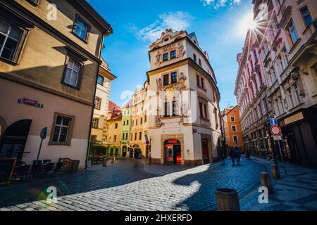 Herrlicher Blick auf die schmale Karlova Straße im Zentrum von Prag bei Sonnenlicht. Dramatische und malerische Szene. Lage berühmter Ort (unesco heri Stockfoto