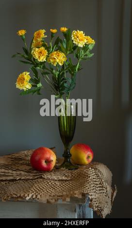 Stillleben mit einem Blumenstrauß und reifen Äpfeln. Retro. Vintage. Stockfoto