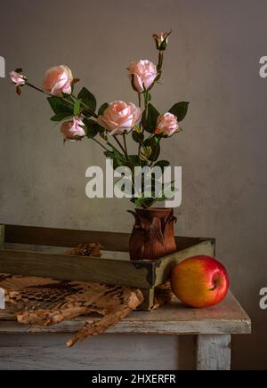 Stillleben mit einem Blumenstrauß und reifen Äpfeln. Retro. Vintage. Stockfoto