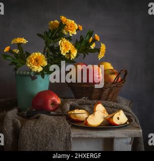 Stillleben mit einem Blumenstrauß und reifen Äpfeln. Retro. Vintage. Stockfoto