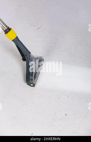 Professionelle Reinigung, Waschen des schmutzigen Bodens mit einem elektrischen Gerät Stockfoto