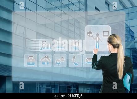 Business woman Drücken high tech Typ des modernen Tasten auf virtuelle Hintergrund Stockfoto