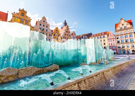 Fantastische Aussicht auf die alten Häuser an einem sonnigen Tag. Wunderschöne Bilder und malerische Szenen. Lage berühmter Marktplatz in Breslau, Polen, Europa. Stockfoto